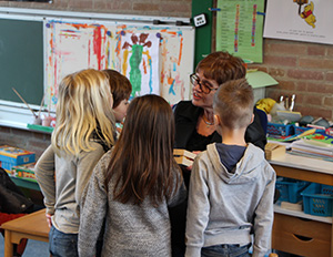 kleutels van basisschool de Reiger luisteren aandachtig