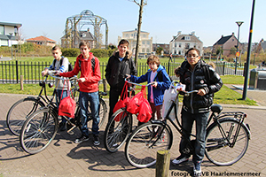 Het Haarlemmermeer Lyceum heeft een tasjes actie georganiseerd.Leerlingen halen de gevulde tasjes weer bij de voordeuren van woningen op.